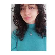 Professoressa di inglese impartisce lezioni a bambini e adulti